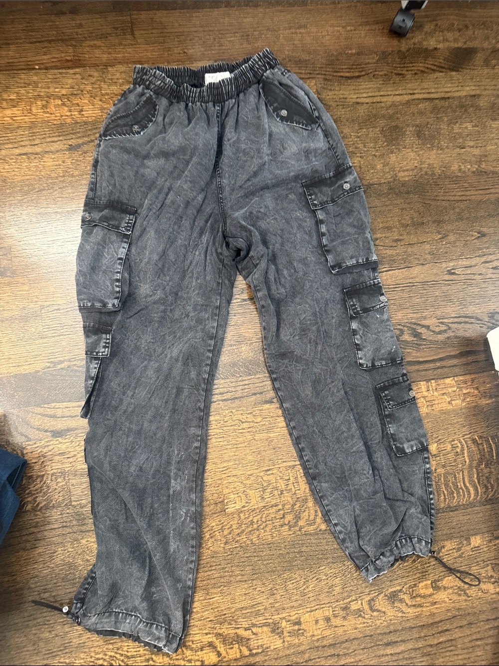 Relaxed Black Cargo Jeans for Women - Elastic Waist